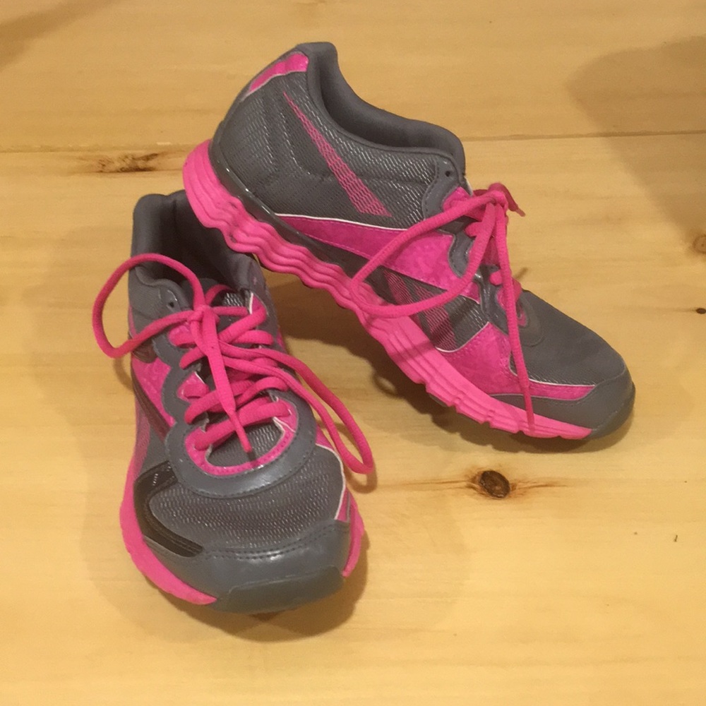 NWOT - Reebok Vibetech Pink/Grey - Size 6